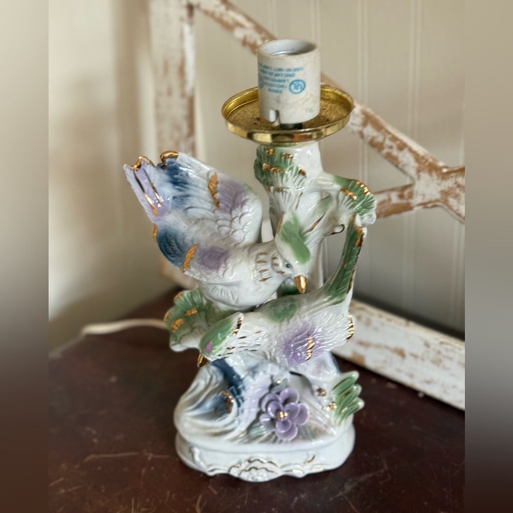 Elegant Vintage Ceramic Bird Lamp with Gold Accents - Picture 4 of 8